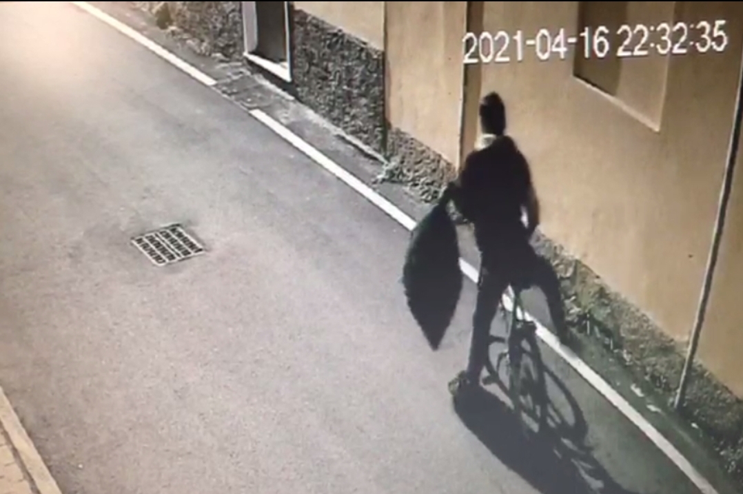 Abbandono di rifiuti, il sindaco minaccia di smascherare il colpevole