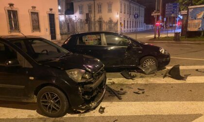 Si schianta contro le auto parcheggiate, poi aggredisce gli agenti