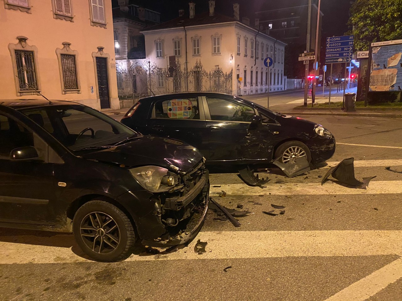 Si schianta contro le auto parcheggiate, poi aggredisce gli agenti