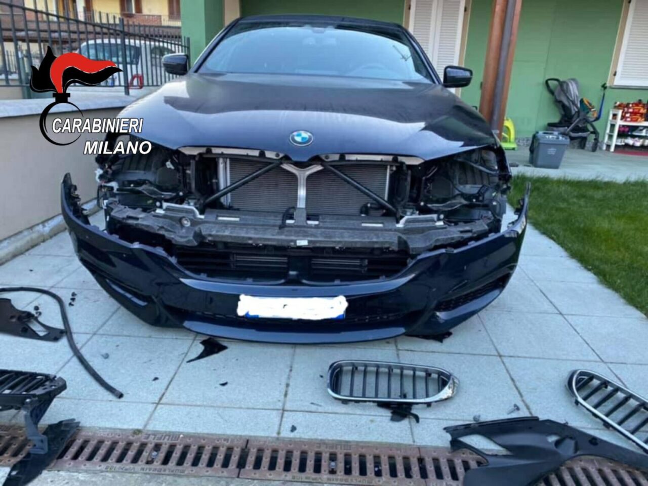 Rubavano pezzi di auto costose e spedivano la merce su autobus di linea in Moldavia