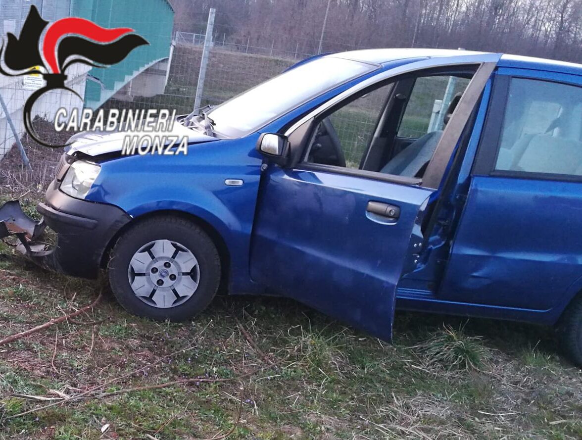 Scene da film in Brianza: salta fuori dall’auto in corsa per sfuggire ai Carabinieri