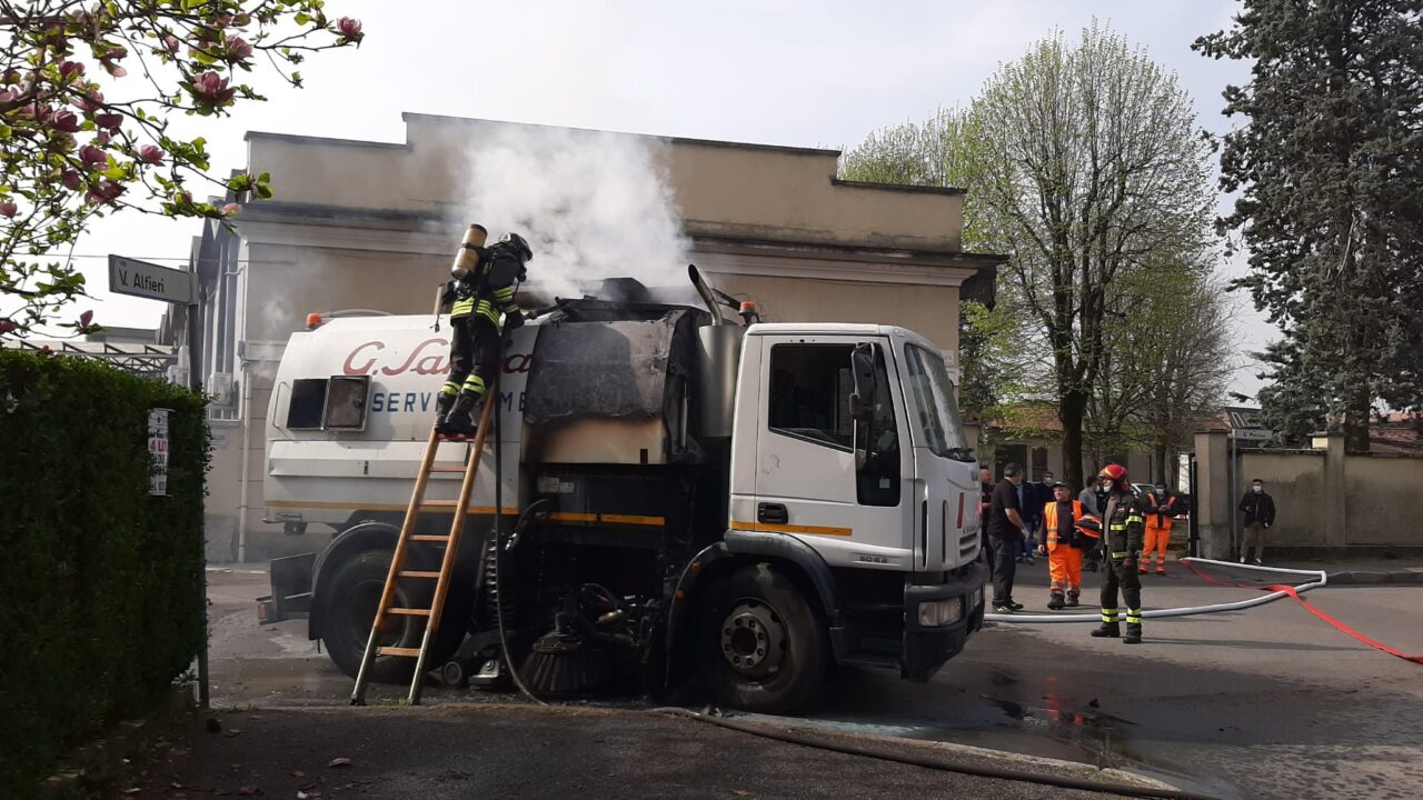 Mezzo della Sangalli a fuoco, intervengono i pompieri
