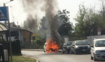 Auto distrutta dalle fiamme a due passi dall'ospedale