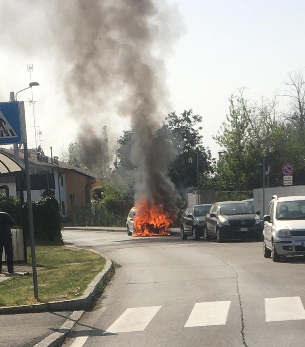 Auto distrutta dalle fiamme a due passi dall’ospedale