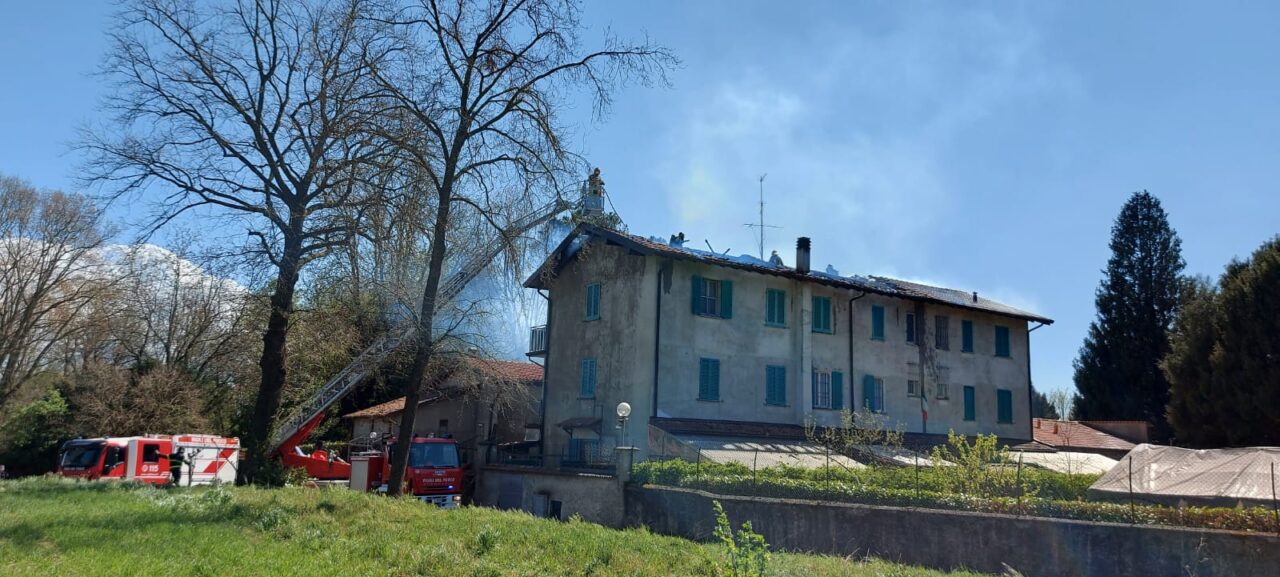 A fuoco il tetto di una cascina a Rancate