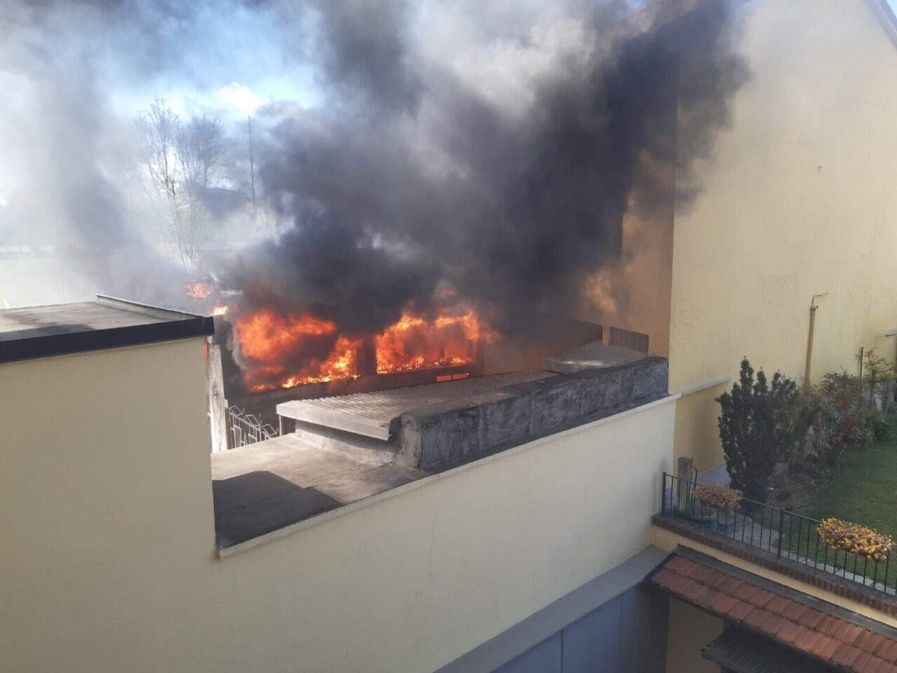 Incendio a Trezzo, in fiamme un box