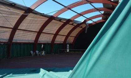 Le foto del campo da tennis scoperchiato dal vento