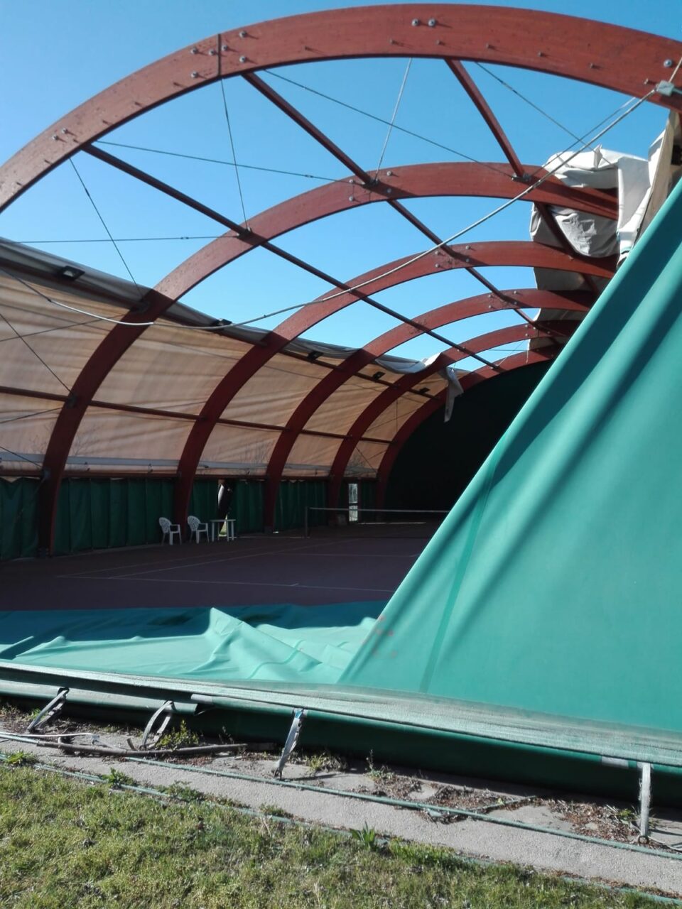 Le foto del campo da tennis scoperchiato dal vento