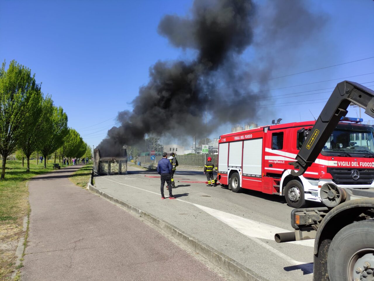 Fiamme dal rimorchio di un mezzo pesante, paura a Caponago – VIDEO