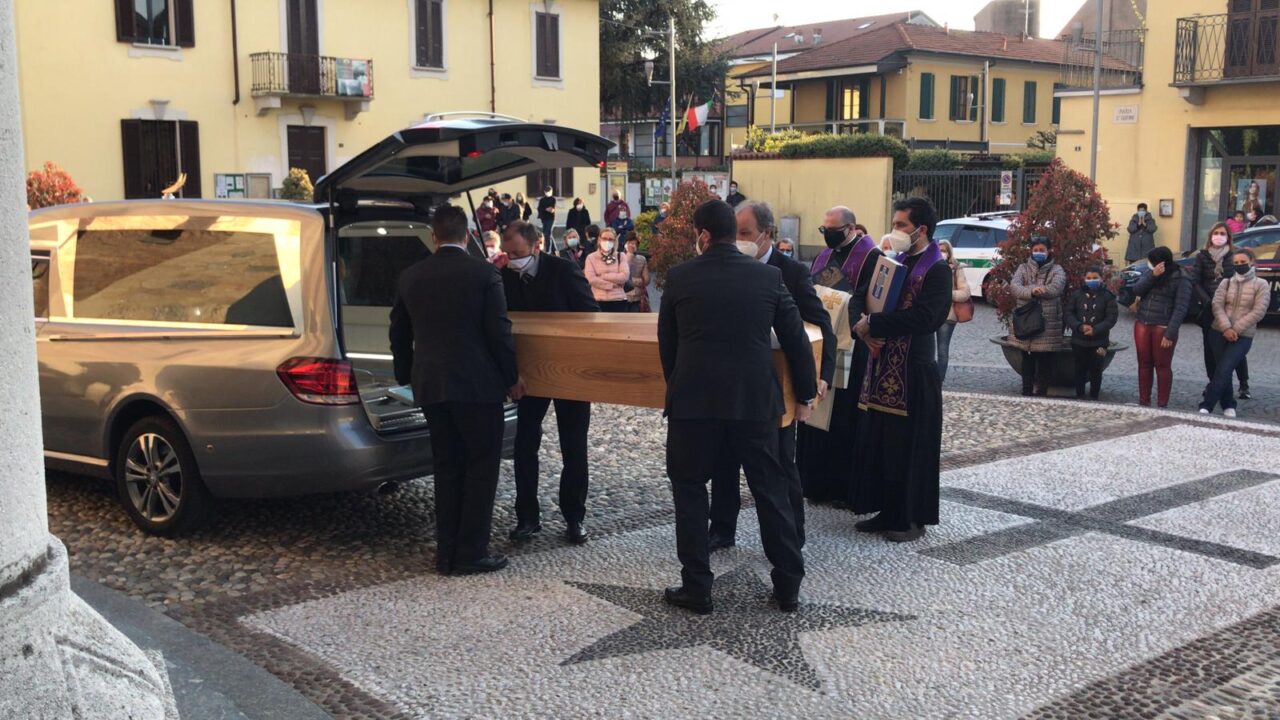 La tonaca e il Vangelo sulla bara di don Mauro