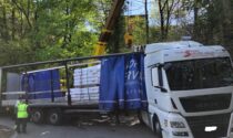 Camion incastrato sui tornanti a Trezzo, circolazione bloccata per sei ore
