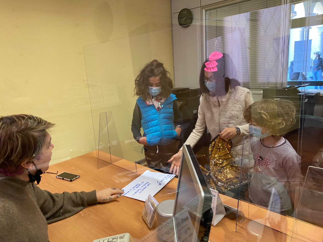 Le bambine del parco presentano al sindaco un progetto per piantare nuovi fiori