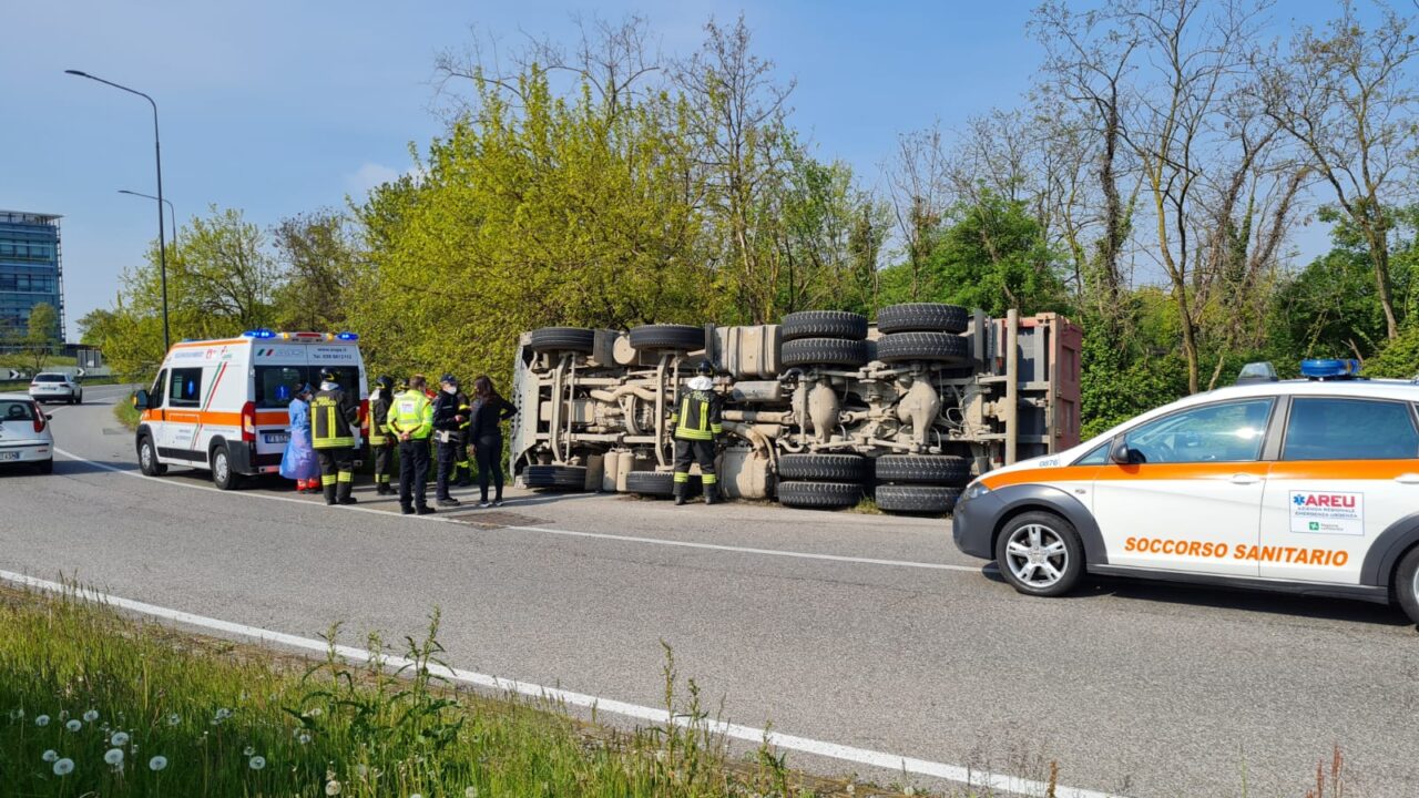 Mezzo pesante si ribalta: paura per un 53enne