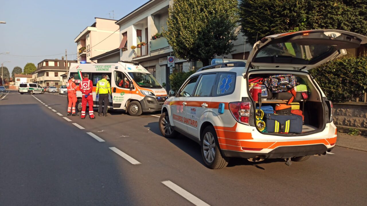 Furgoncino fa manovra e urta un ciclista: 80enne in ospedale