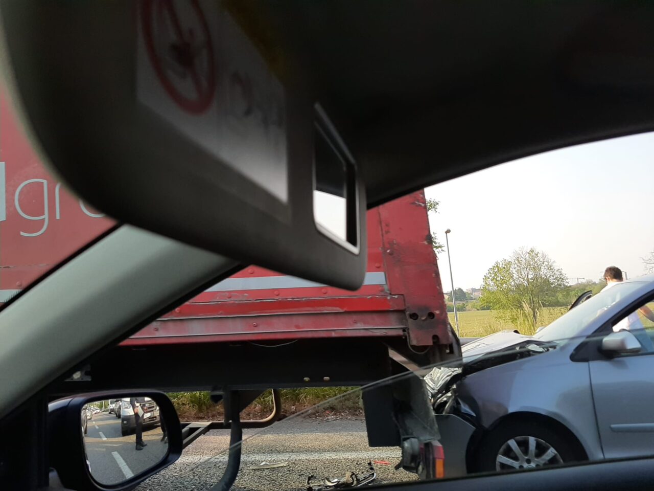 Lunghe code in viale delle Industrie a Monza per un tamponamento