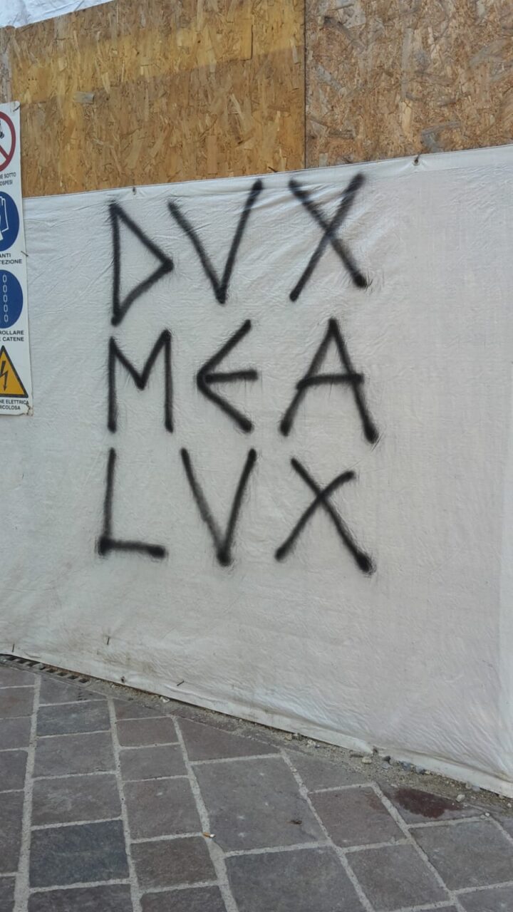 Striscione fascista in centro città, ma le celebrazioni del 25 Aprile lo mettono a tacere