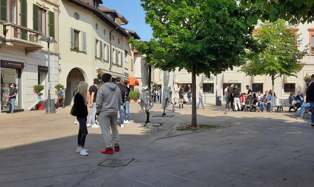Fine settimana affollato in centro a Seregno ma solo due sanzioni