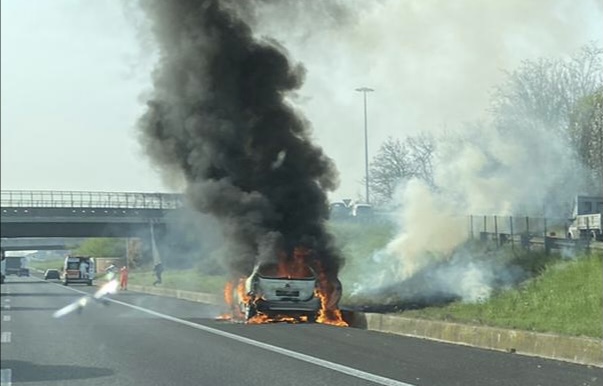 Carate Brianza, auto in fiamme sulla Statale 36