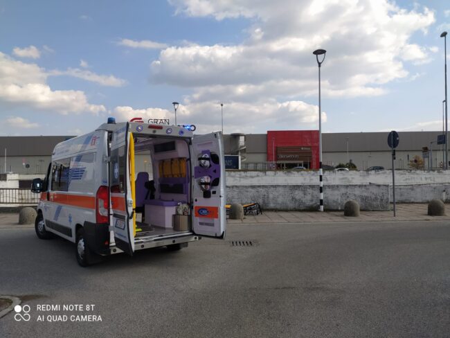 L'ambulanza intervenuta in via Prealpi