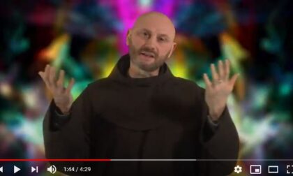 Frate Celestino ringrazia i medici con un nuovo video