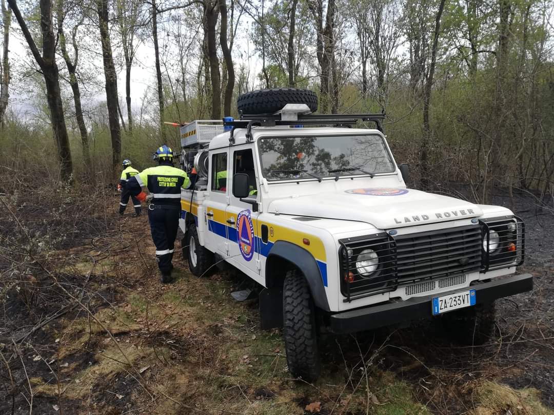 Incendio a Meda, in fumo 3mila metri quadrati di vegetazione