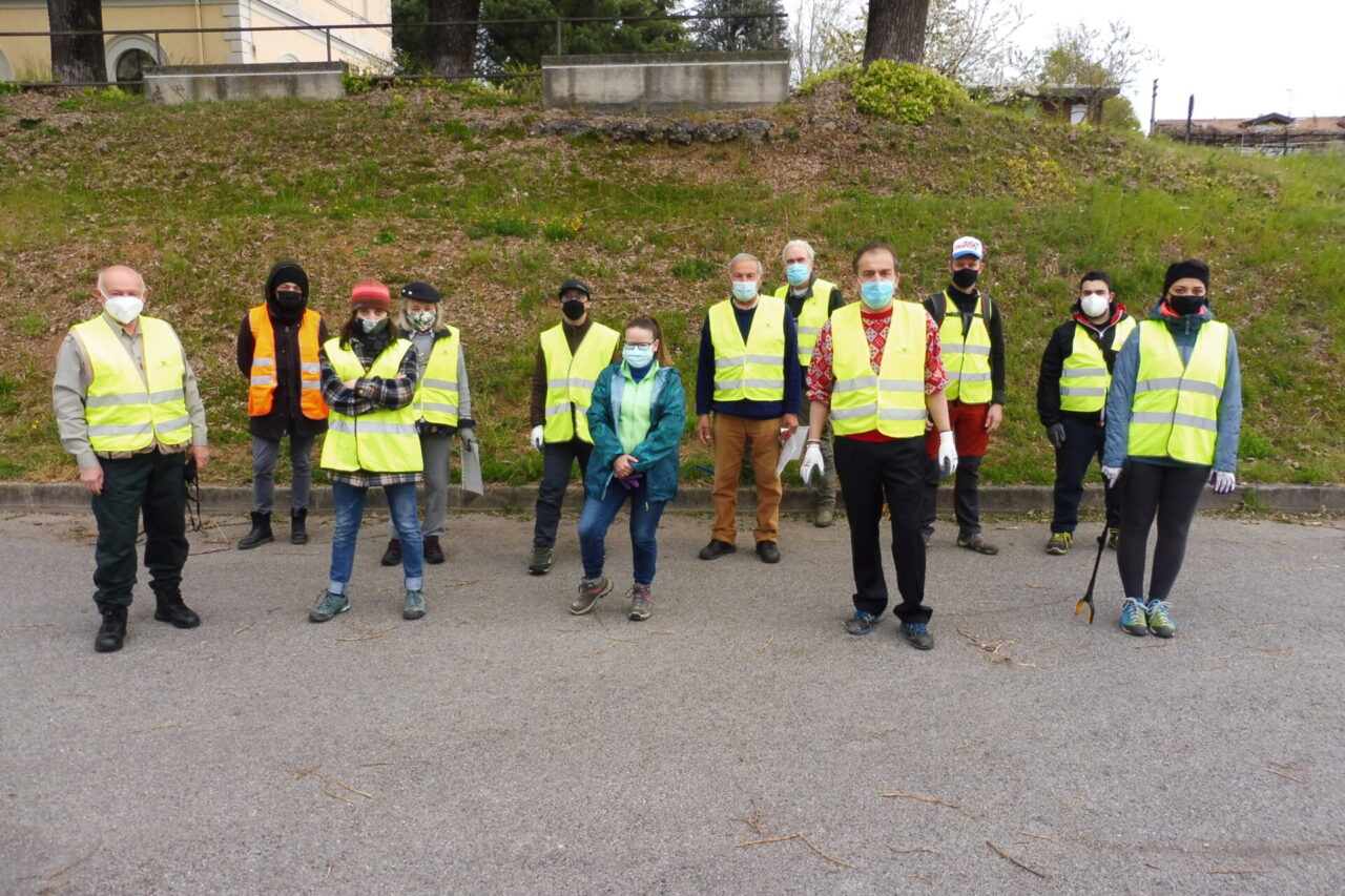Volontari ripuliscono le sponde del Lambro