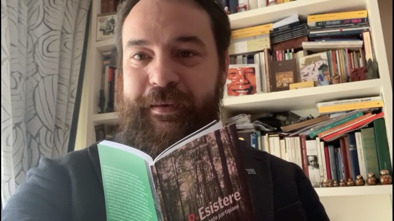 Il senatore legge il suo “R-Esistere”
