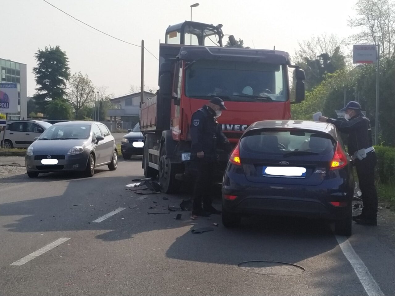 Perde il controllo del mezzo pesante e fa un frontale: tre persone soccorse