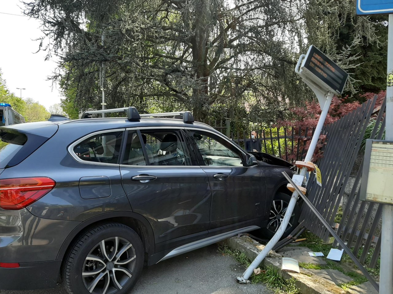 Perde il controllo del suv e si schianta contro la cancellata abbattendola