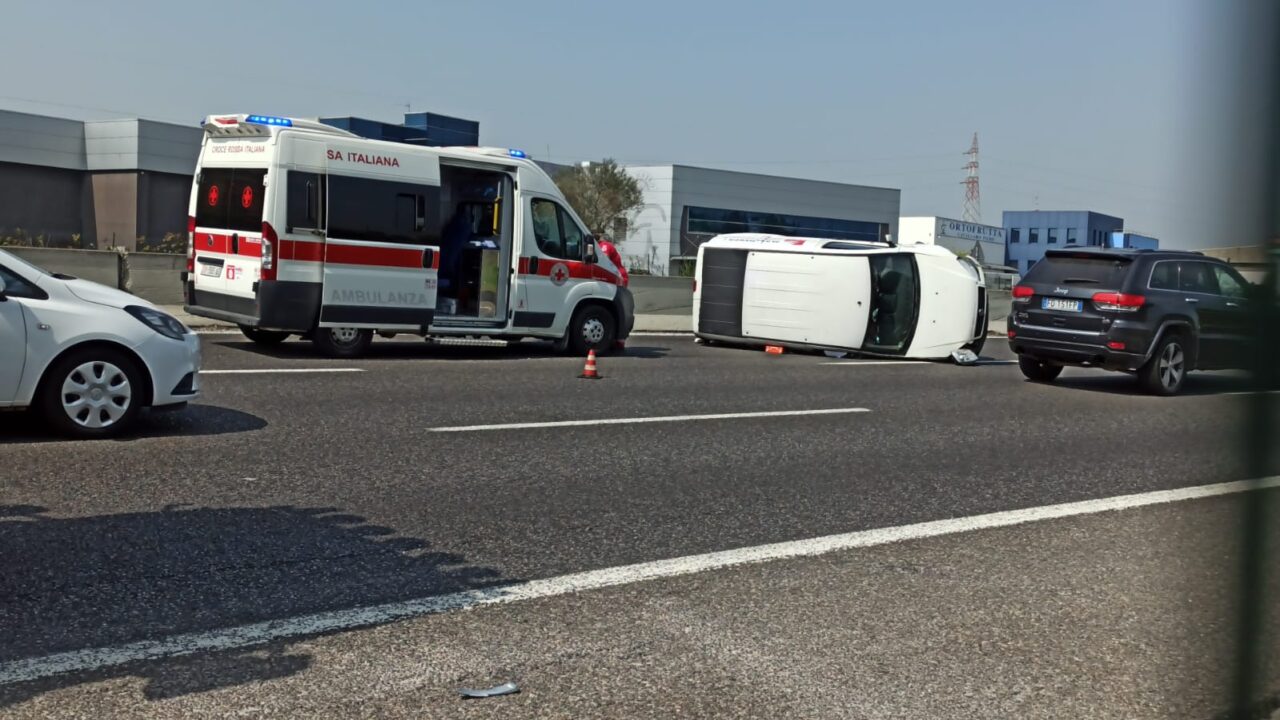 Furgoncino si ribalta in Valassina: soccorso un 19enne