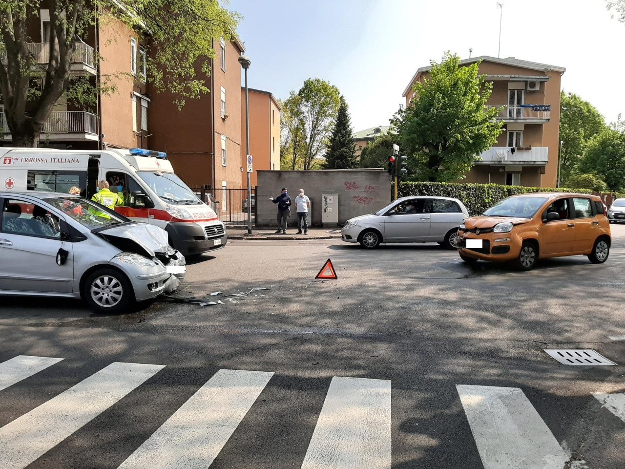 Scontro all’incrocio tra due auto: sul posto 118 e Polizia locale