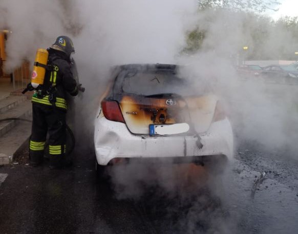 Auto bruciata nel cortile della case Aler