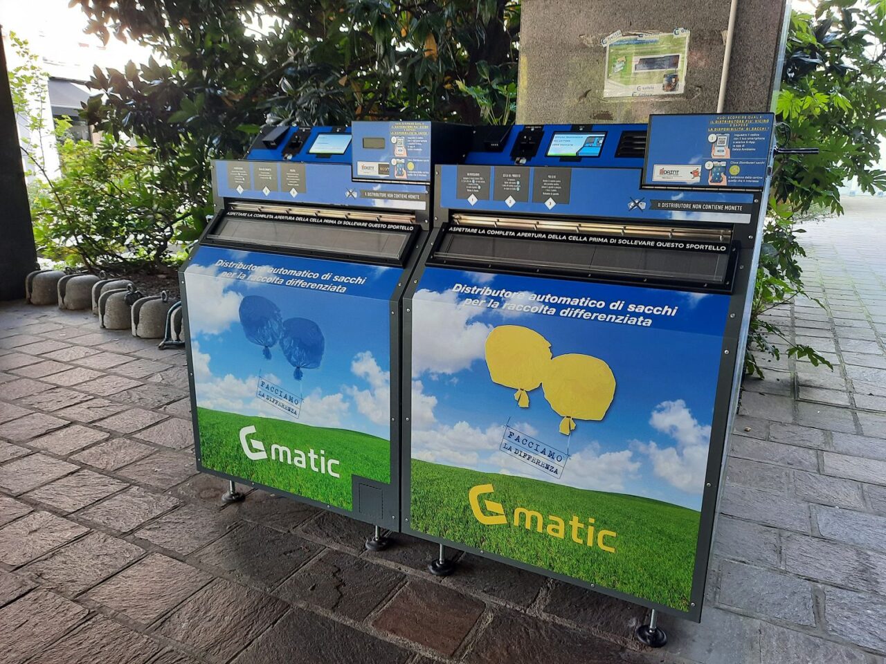 Distributori sacchi per la differenziata: “Ne servono di più!”