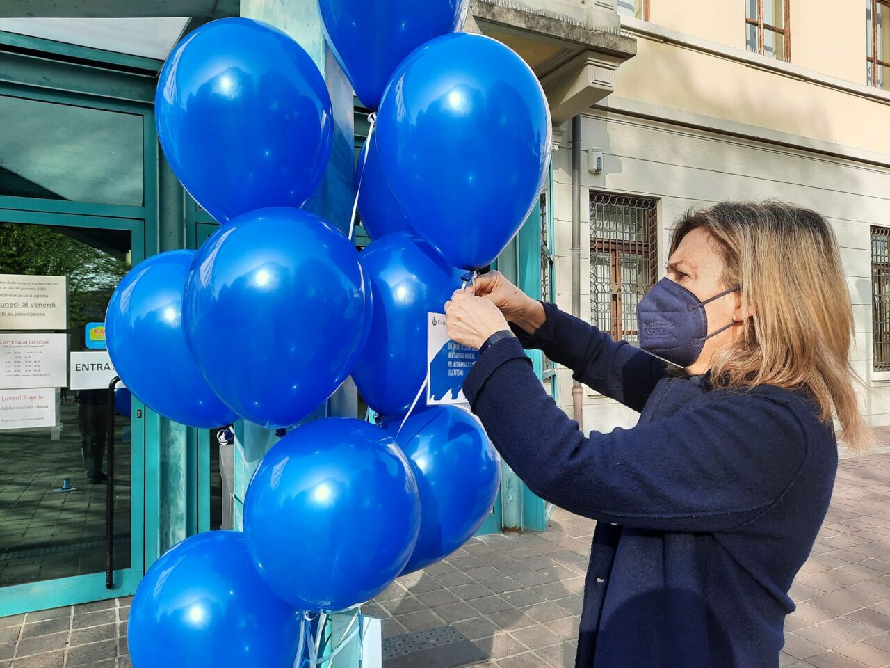 Autismo, in città un’invasione con tantissimi palloncini blu