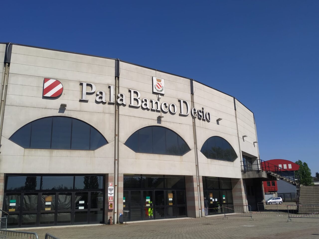 “Bertolaso ha deciso di spostare il centro vaccini del PalaBancoDesio in una discoteca di Carate”