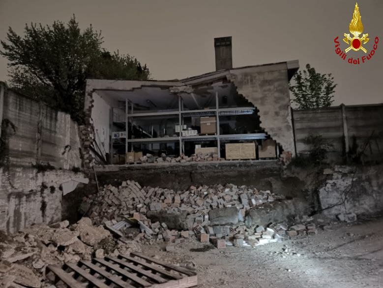 Crollata la parete esterna di un deposito a Monza