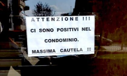 Un cartello da caccia all’untore: “Ci sono positivi nel condominio”