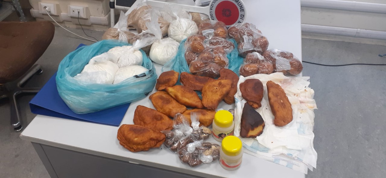 Sorpresa a vendere cous cous e altri generi alimentari su una panchina