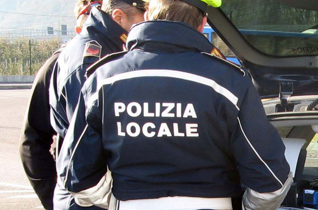 Bimba si aggira da sola per strada, la Polizia locale la riporta a casa