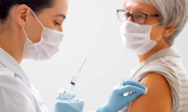 Vaccini over 70 prenotabili da oggi, 8 aprile, in Lombardia