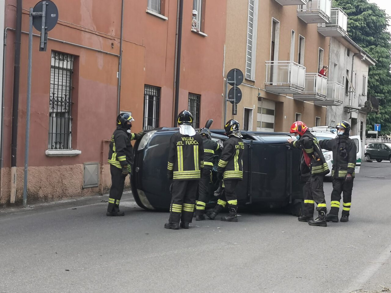 Si ribalta con l’auto, 52enne soccorso in codice rosso
