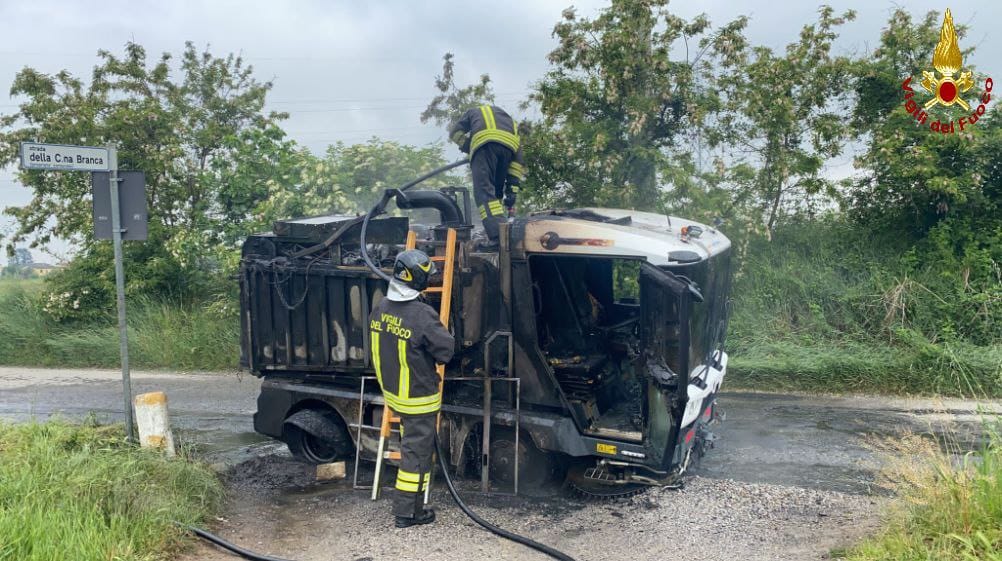 Vimercate Incendio furgone nettezza urbana via Cascina Branca