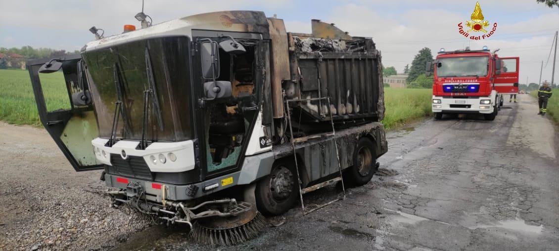 Furgone della nettezza urbana in fiamme, intervengono i Vigili del fuoco