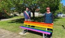 Una panchina arcobaleno come simbolo dell'amore senza pregiudizi