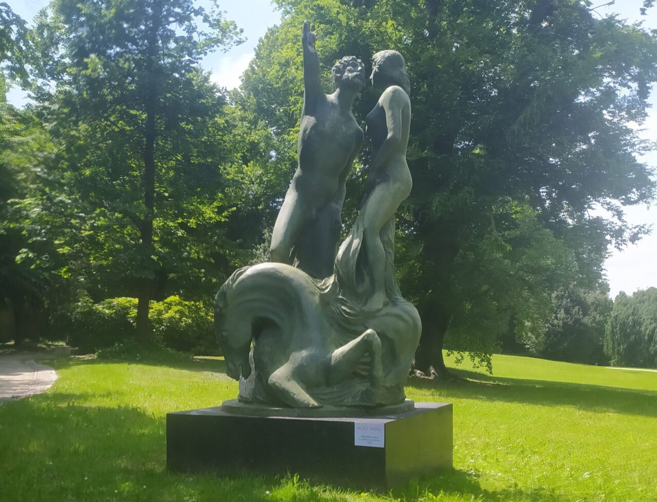 Danneggia la scultura di Aligi Sassu: giovane vandalo identificato