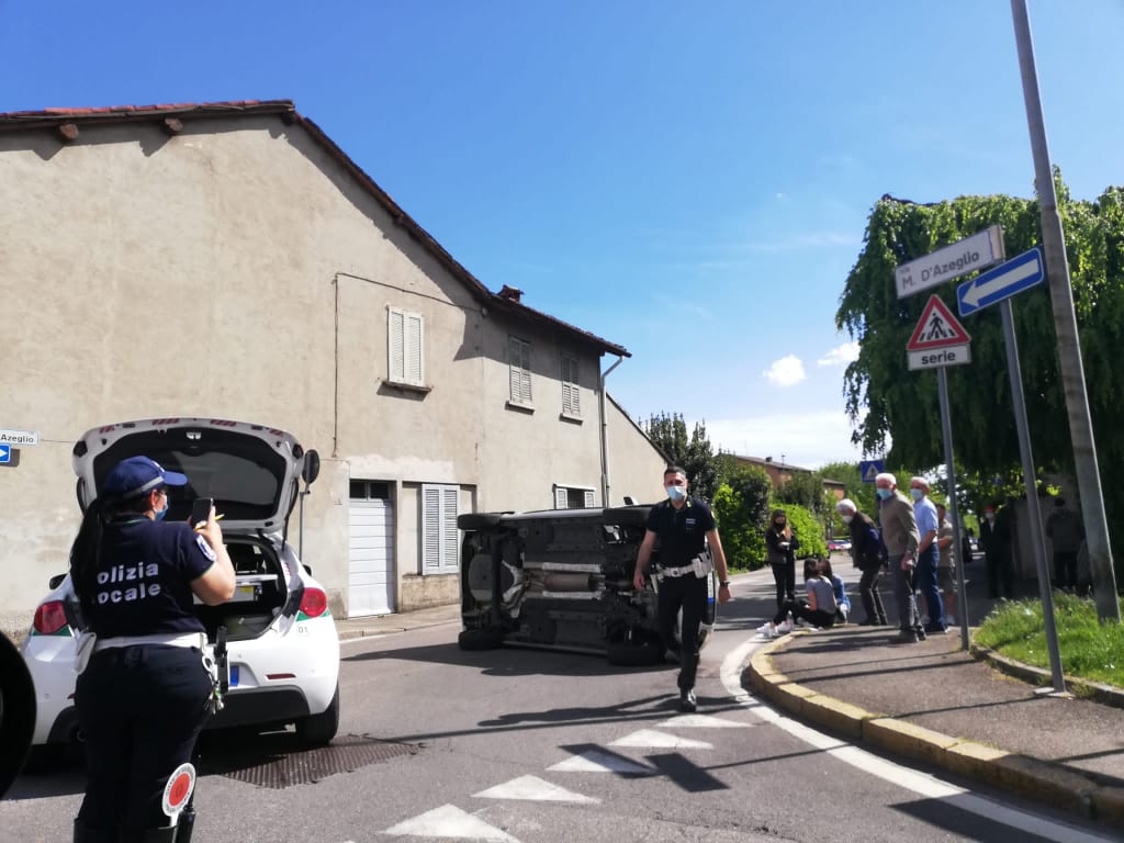 Giussano,  si ribalta all’ incrocio
