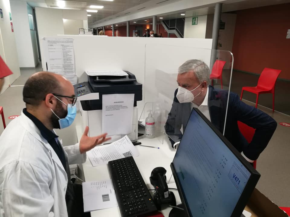 Il sindaco si vaccina e manda un messaggio forte