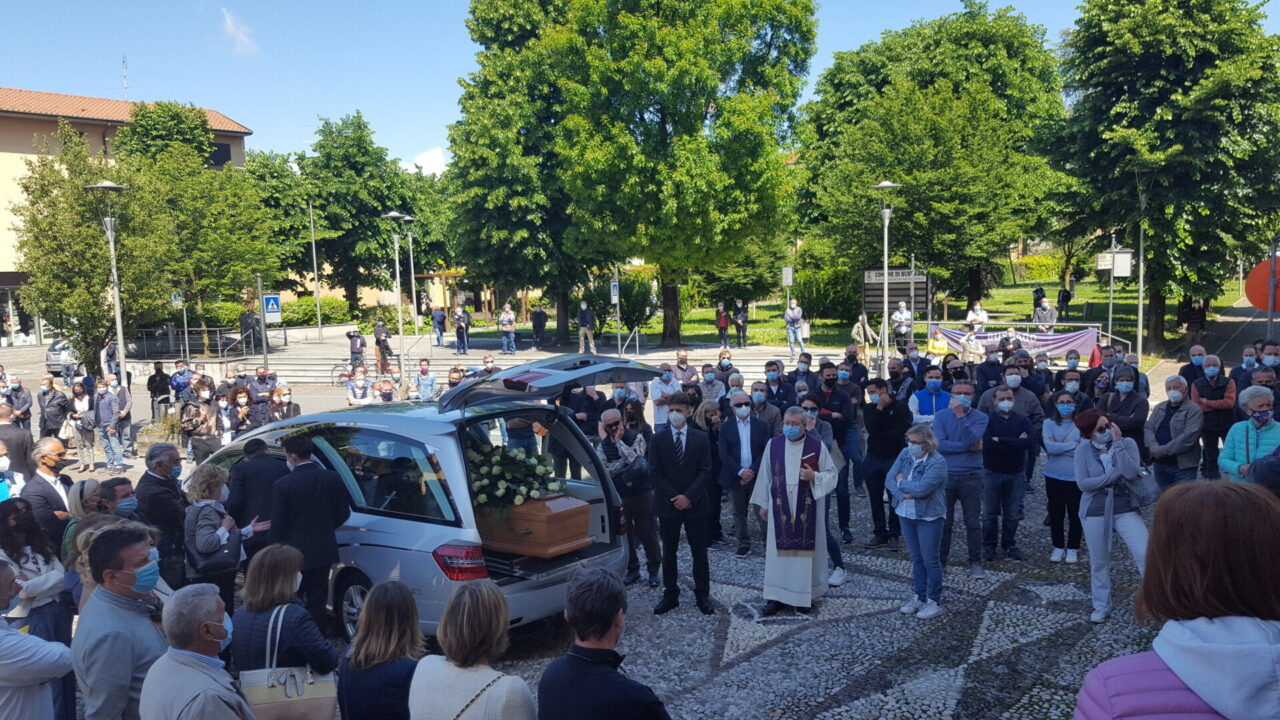 Grande commozione per l’ultimo saluto al floricoltore Riccardo Arlati