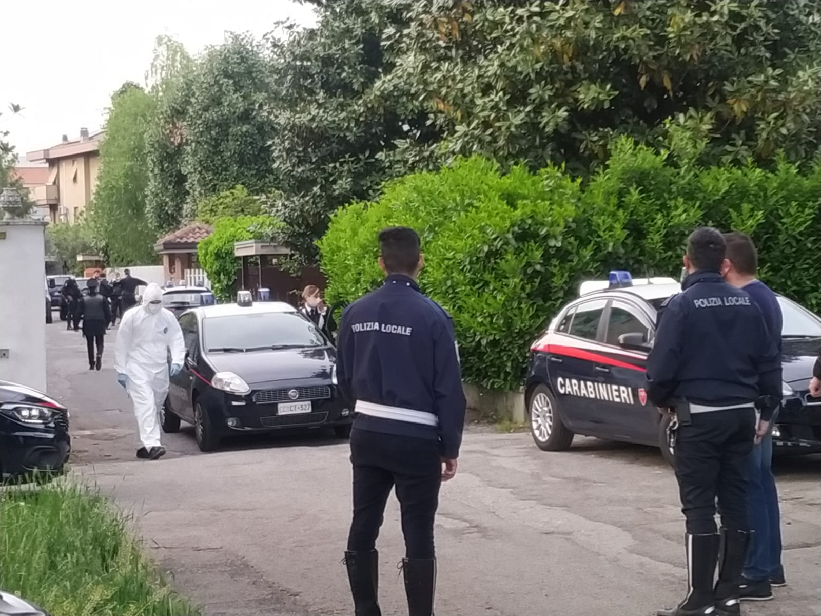 Nova Milanese carabinieri barricato in casa