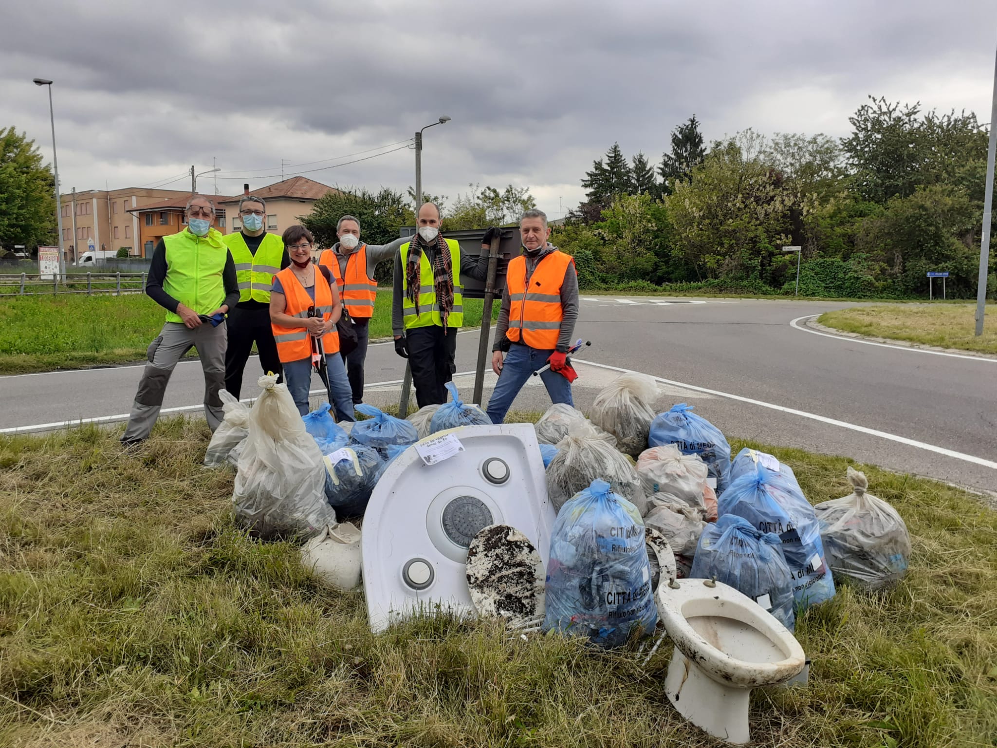 Meda, Demas da fa raccolgono i rifiuti